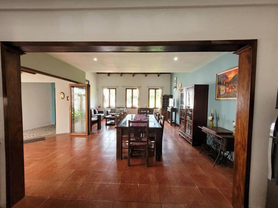 הוילה Amplia Casa Antigua Guatemala Con Pergola Y Jardin מראה חיצוני תמונה